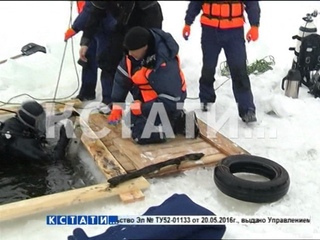 Сотрудники МЧС готовятся к спасению пьяных купальщиков.