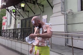 Голый мужчина устроил акцию у “Гоголь-центра“ с поеданием денег
