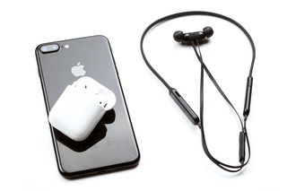 Beats X vs. Apple AirPods - что выбрать?