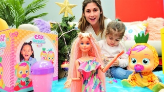 ocuk oyunu. Barbie Defne'ye Cry Babies yeni yl hediyesi veriyor! Bebek bakma videosu