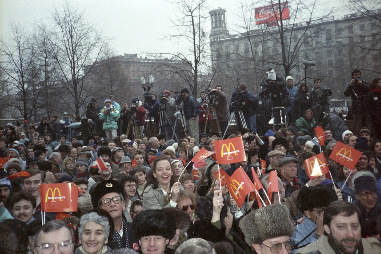 5 май 1990. Очередь в макдональдс 1990 Москва. Открытие первого Макдональдса в Москве 1990. Открытие первого макдональдс в Москве, СССР, 1990 год. Макдональдс в 1990 году в Москве.