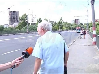 Смертельно опасные ловушки для пешеходов на мосту