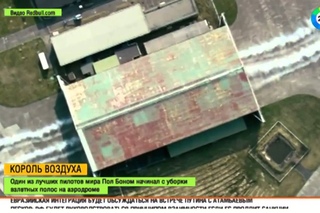 Рискованный трюк: Два самолета синхронно пролетели через узкий ангар