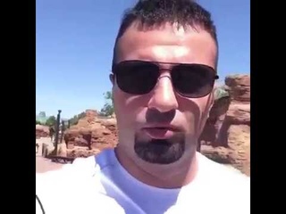 взрослые мужики на аттракционе