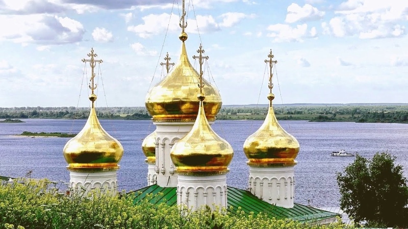 родина трофимов текст. маковки церквей. золотые маковки церквей над рекою. церковь купола на солнце. плес.